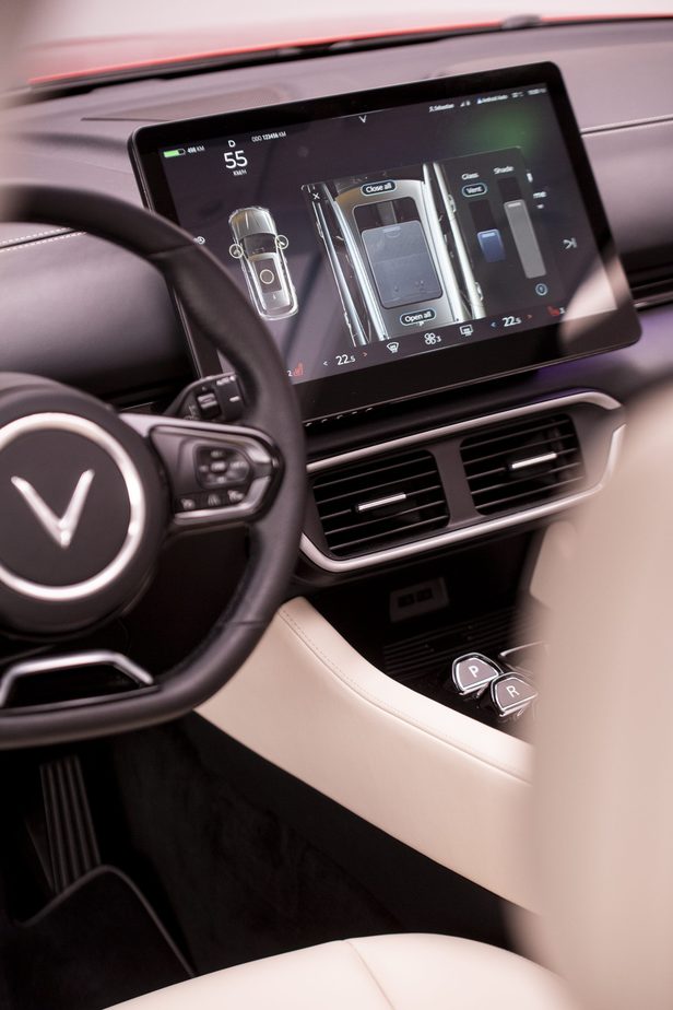 Hình ảnh đánh giá xe vinfast vf8 màn hình giải trí android auto