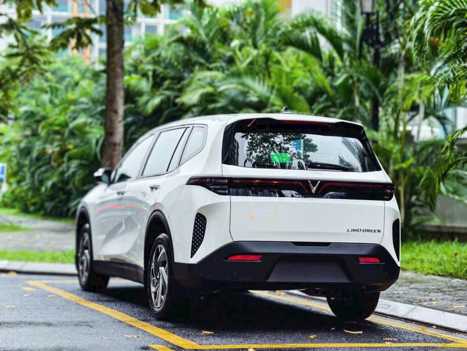 Giá xe ưu đãi VinFast Limo Green