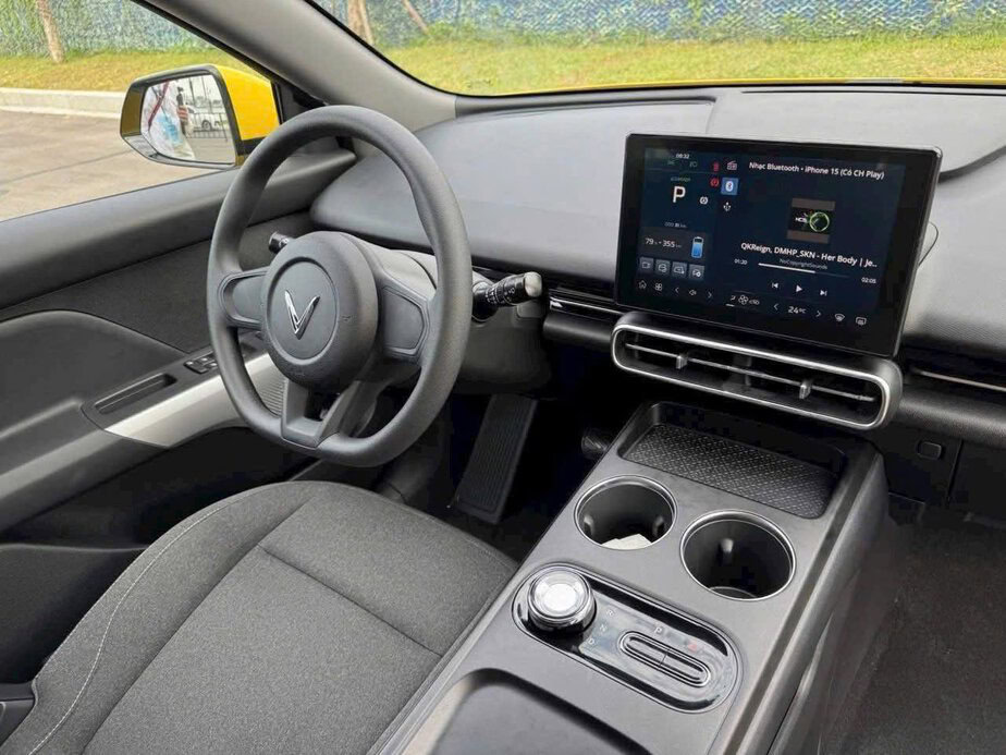 VinFast Limo Green có màn hình thông minh AI hiện đại